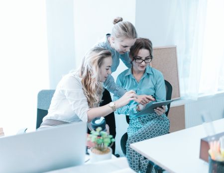 Drei Frauen arbeiten zusammen